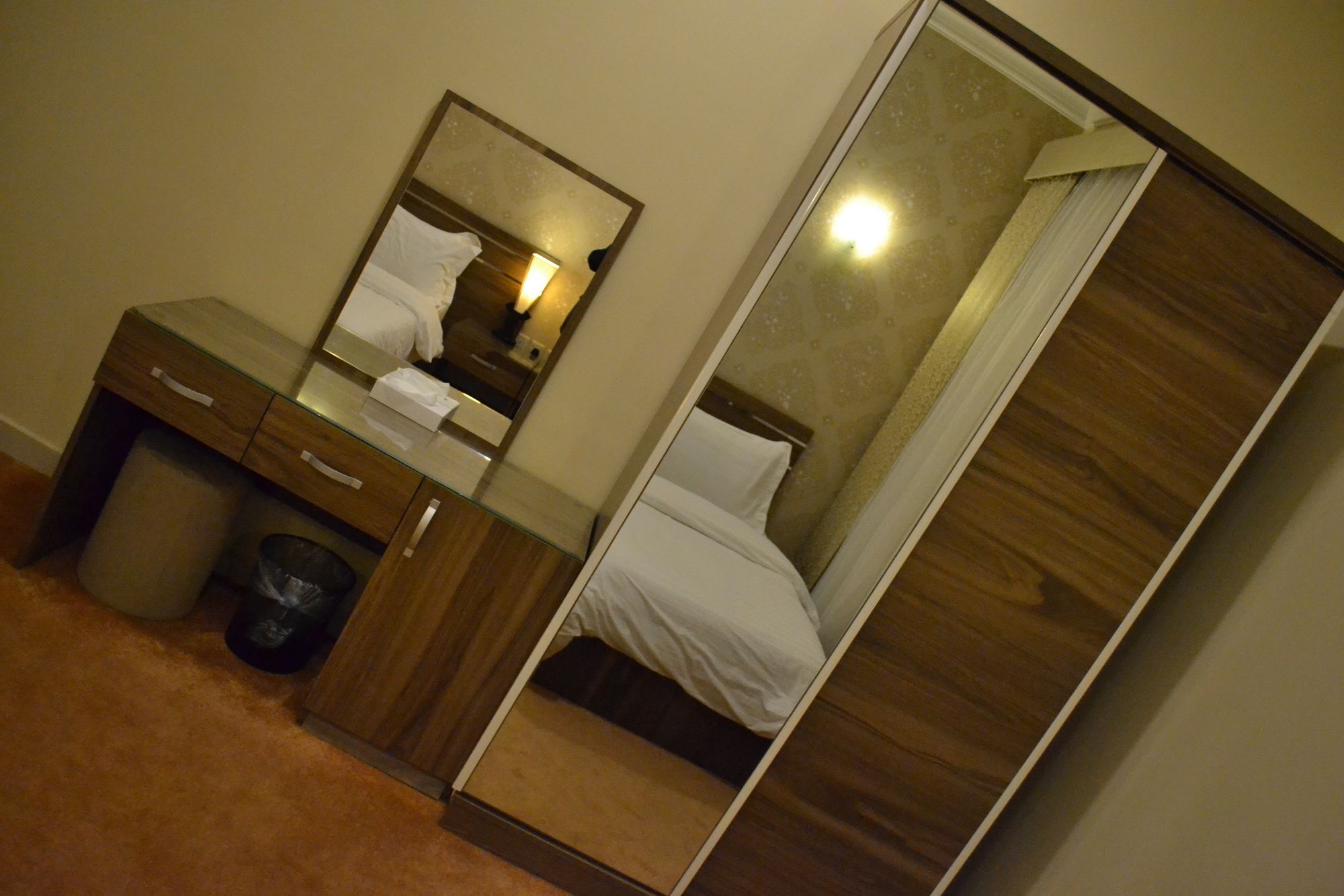 Platinum The First Hotel Медина Екстериор снимка